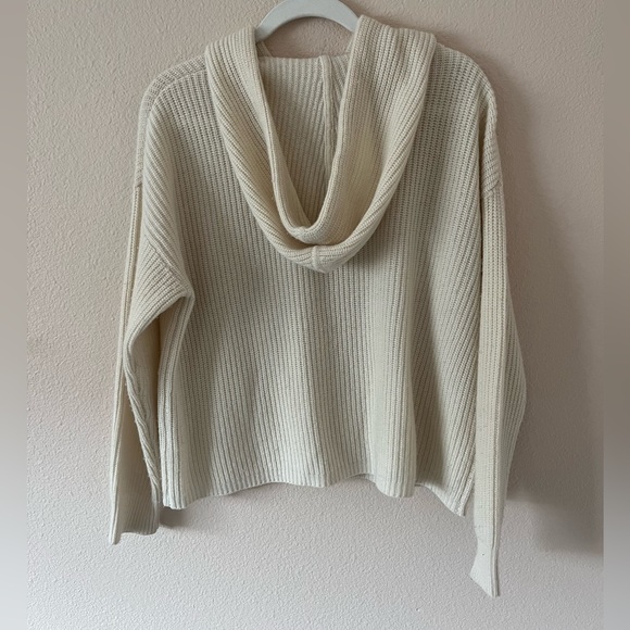 Tahari cream merino wool/cashmere pullover in size medium - Picture 2 of 3